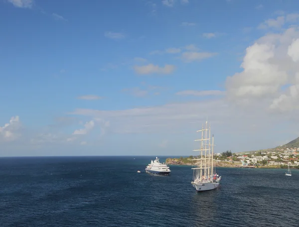 Yates de motor y vela en la costa de Saint Kitts — Foto de Stock