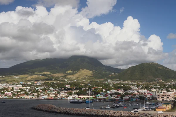 Isla volcán y nubes. Saint Kitts, Federación San Cristóbal y Nieves — Foto de Stock