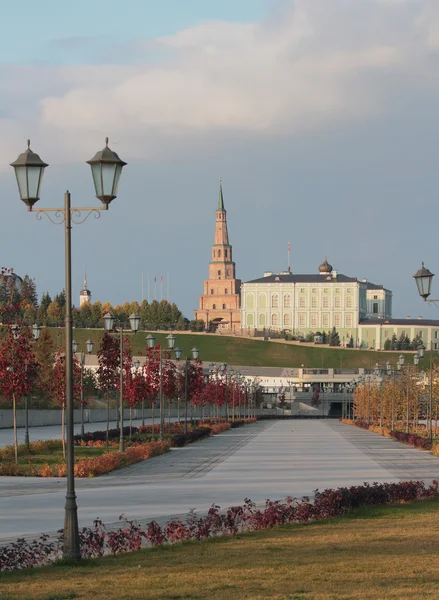 Nieuwe embankment, suyumbike toren, presidentieel paleis — Stockfoto