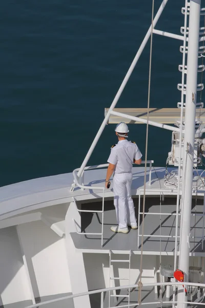 Controlo da amarração do navio pelo vigia da tripulação — Fotografia de Stock