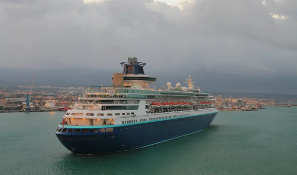 Bağlantı noktasına gelen gemisi cruise. Civitavecchia, İtalya — Stok fotoğraf