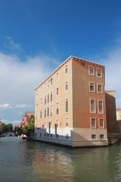 Casa en el cruce de canales. Venecia, Italia — Foto de Stock