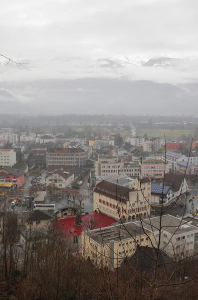 Cidade, Alpes, dia chuvoso. Vaduz, Liechtenstein — Fotografia de Stock