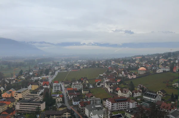 Stadt und Alpen an regnerischen Tagen. vaduz, liechtenstein — Stockfoto