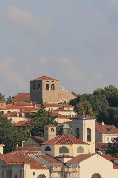 Dzwonnice i dachy domów. Trieste, Włochy — Zdjęcie stockowe