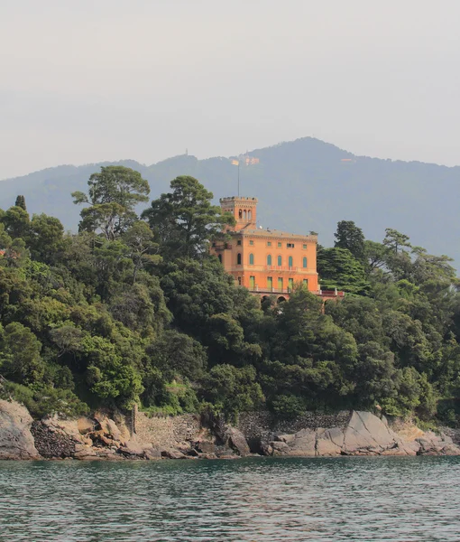 Huset vid havets kust. Santa-Margherita-Ligure, Genua, Italien — Stockfoto