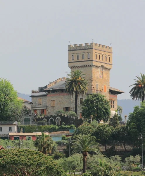 Starý dům s věží. Santa Margherita Ligure, Janov, Itálie — Stock fotografie