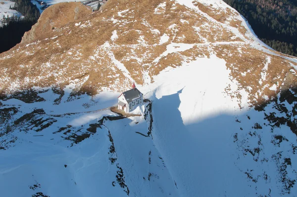 Alpen en kerk. Pilatus, Luzern, Zwitserland — Stockfoto