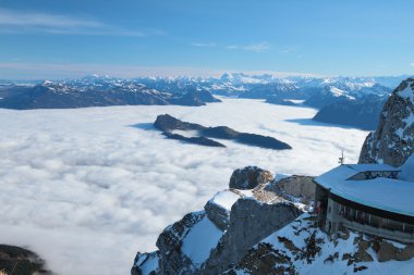 Gölde Alpler üzerinden bulutlu. Lucerne, İsviçre