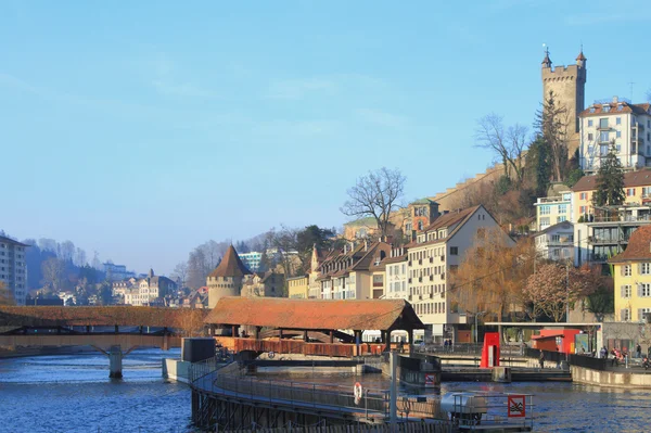 Pont Shproyerbryukke sur la rivière Reuss. Lucerne, Suisse — Photo