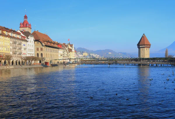 Rivier, brug, Wasserturm toren. Luzern, Zwitserland — Stockfoto