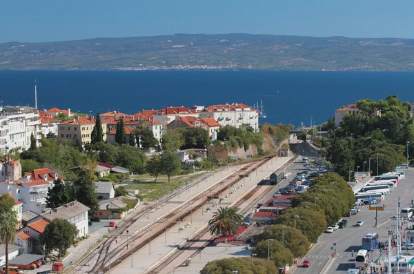 Staden och järnvägen posterar på Medelhavet. Split, Kroatien — Stockfoto