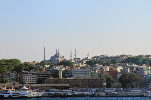 City and mosque on hill. Istanbul, Turkey — Stock Photo, Image