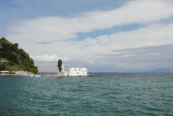 Mar e mosteiro na ilha. Kanoni, Corfu, Grécia — Fotografia de Stock