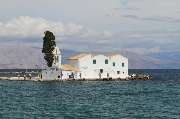 Monasterio en isla en el mar. Kanoni, Corfú, Grecia — Foto de Stock