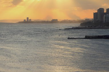 Gün batımında sahil şehri. Santo Domingo, Dominik Cumhuriyeti