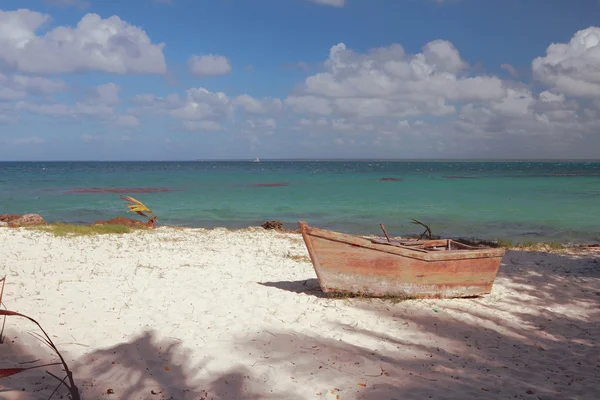 在海岸上的旧船。伊斯拉两，拉罗马纳，多米尼加共和国 — 图库照片