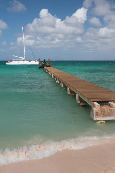 Jacht und Seebrücke. isla saona, la romana, Dominikanische Republik — Stockfoto