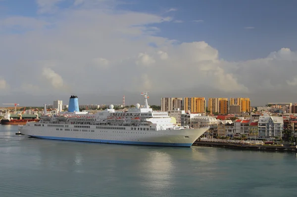 Cruise gemisi limanda. Pointe-a-Pitre, Guadeloupe