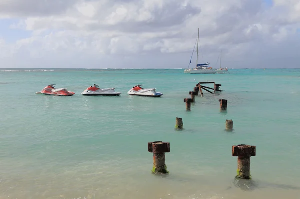 Hydrocycles and destroyed pier. Anse de Sent-An, Pointe-a-Pitre, Guadeloupe — Stock Photo, Image