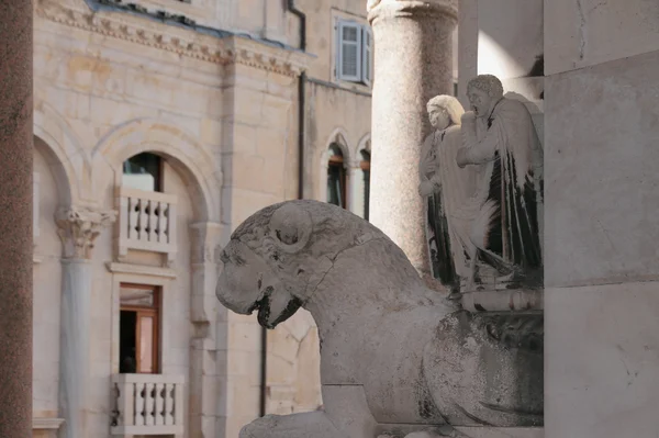 Oude sculpturen in Diokletian paleis. Split, Kroatië — Stockfoto