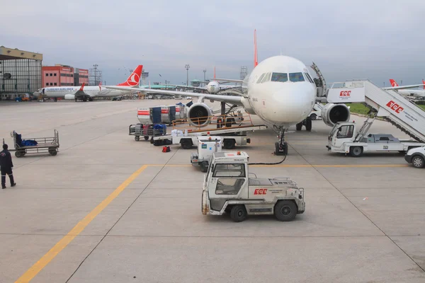 Service of plane at airport. Istanbul, Turkey — Stock Photo, Image
