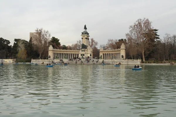 Ocak akşam Retiro Park. Madrid, İspanya