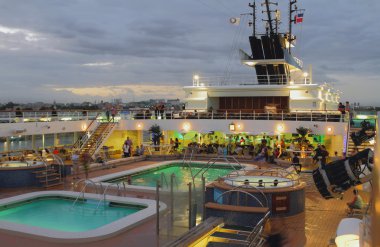 Güverte havuzlu deniz cruise liner