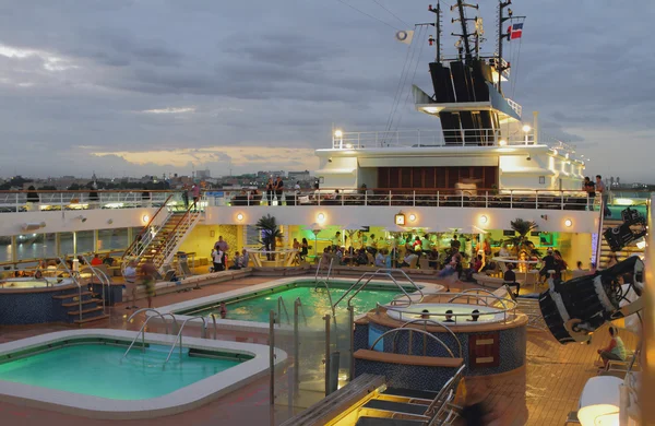 Deck mit Pools auf Kreuzfahrtschiff — Stockfoto