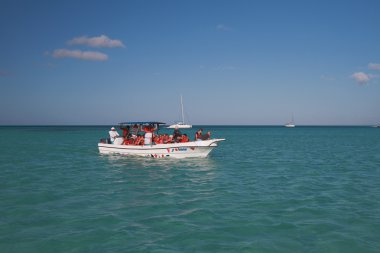 Sürü gezisi sırasında turistlerle tekne gezisi. Palmilla, Dominik Cumhuriyeti