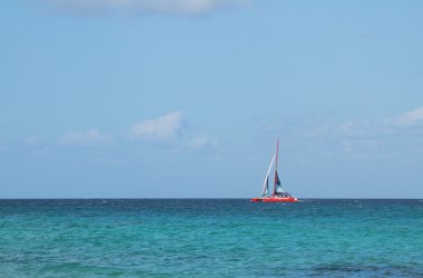 Deniz içinde kırmızı katamaran