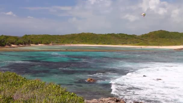 Meereswellen, die auf Untiefen laufen. anse de shatto, guadeloupe — Stockvideo