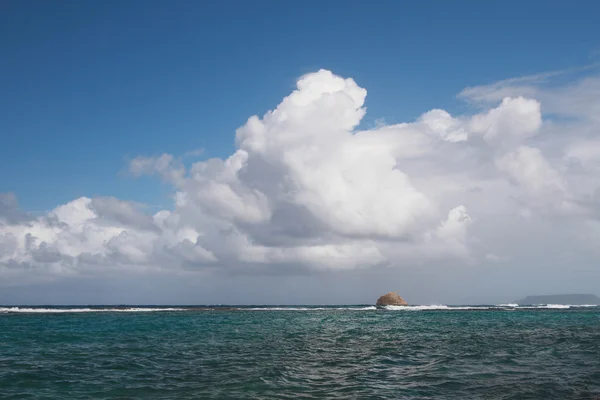 Benadering van stormfront in zee. Anse Gourde, Guadeloupe — Stockfoto