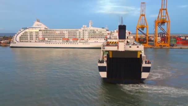 Osobní a nákladní trajekt manévrování v přístavu. Valencia, Španělsko — Stock video