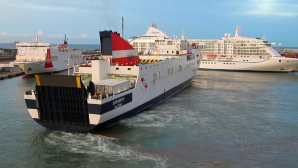 Transbordador de pasajeros y mercancías a la zona portuaria — Vídeos de Stock