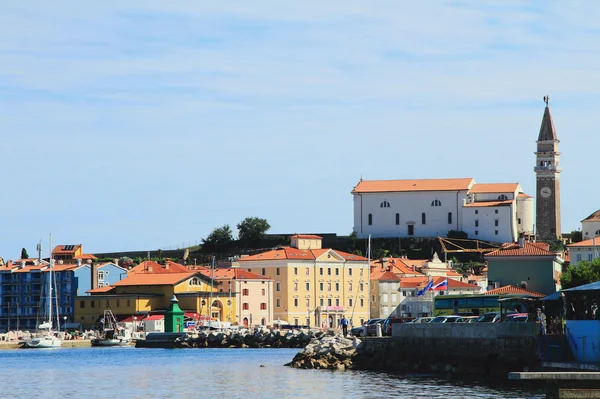 City and temple. Piran, Slovenia — Stock Photo, Image