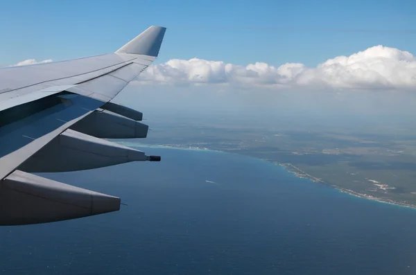 Flugzeugflügel über der Meeresküste. Santo domingo, Dominicana — Stockfoto