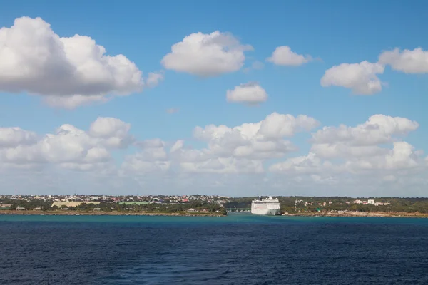 Deniz Sahil ve liner cruise. La Romana, Dominik Cumhuriyeti — Stok fotoğraf