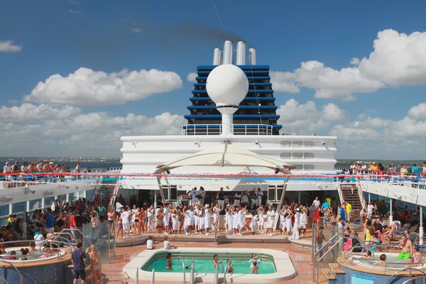 Cruise gemisi yolcu ve animatörler güneş güverte üzerinde