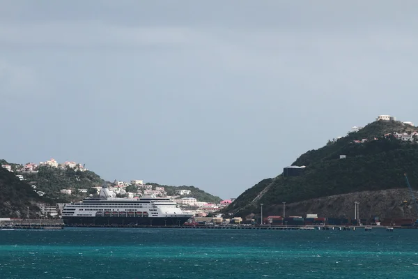 Crucero en puerto tropical. Philipsburg, Saint-Martin — Foto de Stock