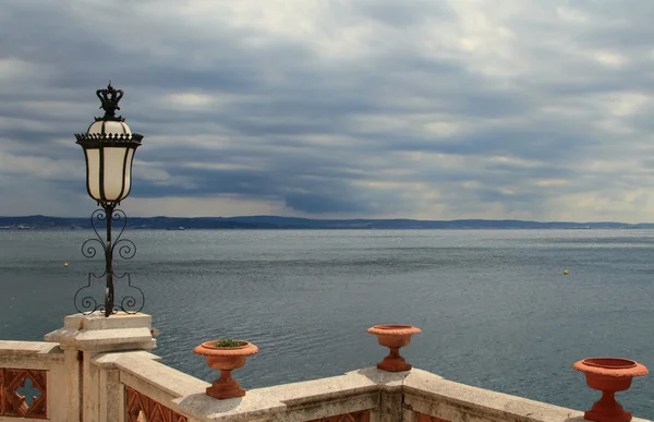 Parapety z dekoracyjne lampy. Miramare, Trieste, Włochy — Zdjęcie stockowe