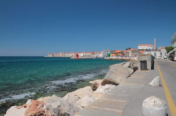 Staden vallen och havet. Piran, Slovenien — Stockfoto