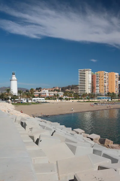 Pier a maják v městě. Malaga, Španělsko — Stock fotografie