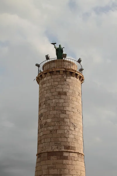 Columna con estatua de Santa Fermina. Civitavecchia, Italia — Foto de Stock