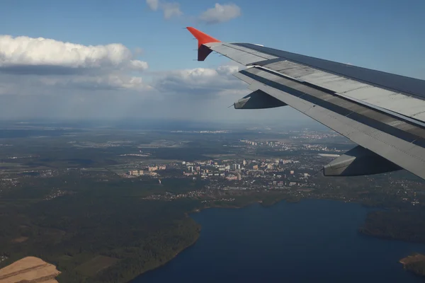 Ala de avião sobre a cidade e reservatório. Rio Klyazma, região de Moscou — Fotografia de Stock