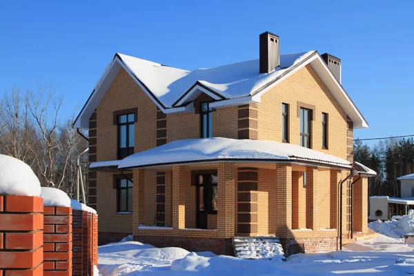 Nieuwe niet bevolkt Landhuisje in land — Stockfoto