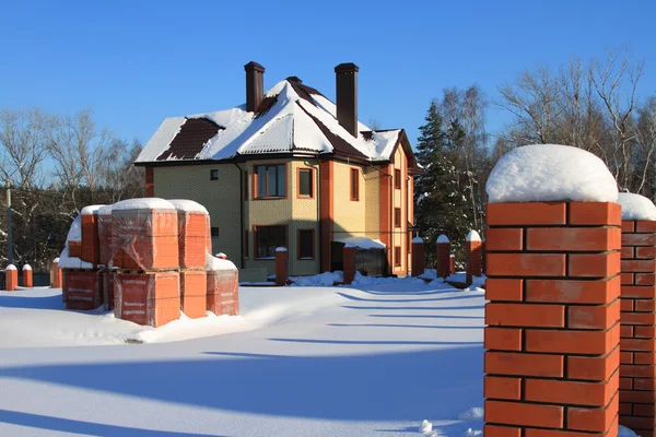 Konstruksi rendah. Brick cottage di negara ini — Stok Foto