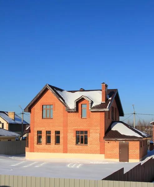 Chalet de campagne non peuplé en brique — Photo