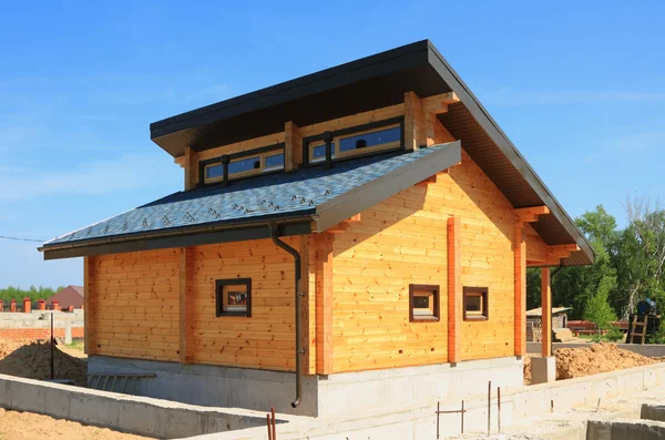 Ahşap konut inşaat. Bar, yumuşak çatı üzerinden banyo