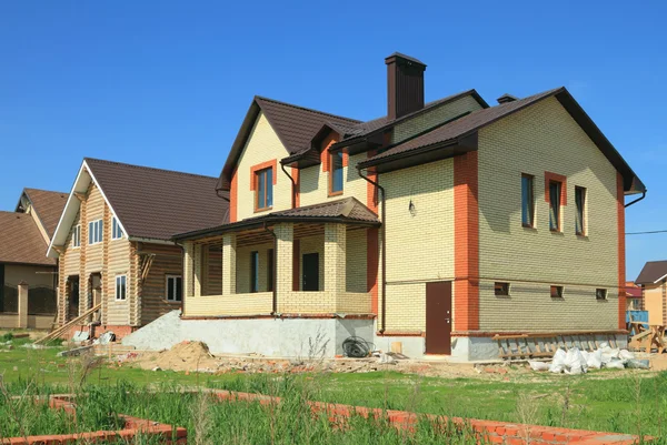 Costruzione di campagna bassa. Nuovo cottage in mattoni — Foto Stock